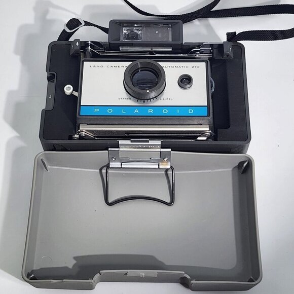 Polaroid Automatic 210 Land Camera With Sylvania Blue Dot Flashbulbs & Manuals - Picture 6 of 12